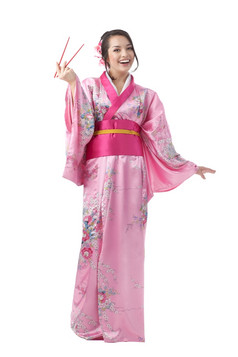 肖像的年轻的日本女人吃寿司与红色的筷子穿传统的和服衣服的白色背景完整的长度