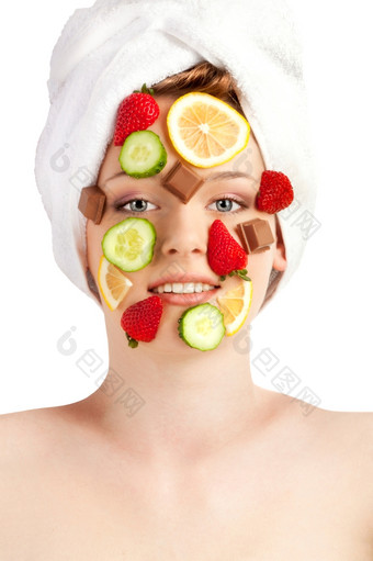 年轻的美丽的女人有<strong>应用</strong>她的脸块草莓柠檬黄瓜而且巧克力她的头<strong>包装</strong>毛巾