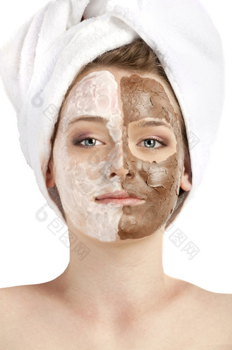 健康的水疗中心年轻的美丽的女人有两个湿润面具应用巧克力而且白色她的头包装毛巾
