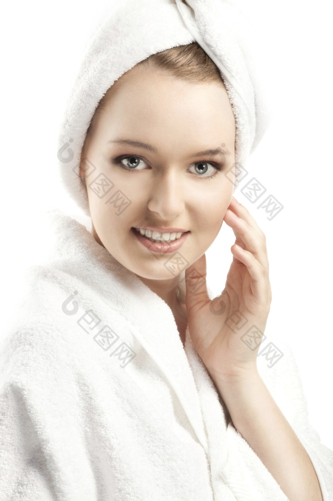 的美丽的年轻的女人白色特里浴袍她的头包装白色毛巾