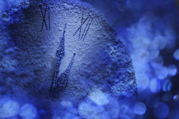 的雪时钟午夜图片