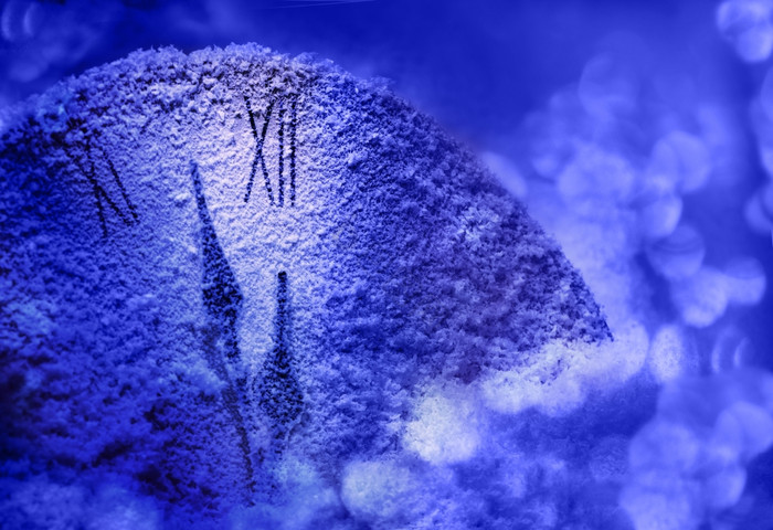 的雪时钟午夜图片