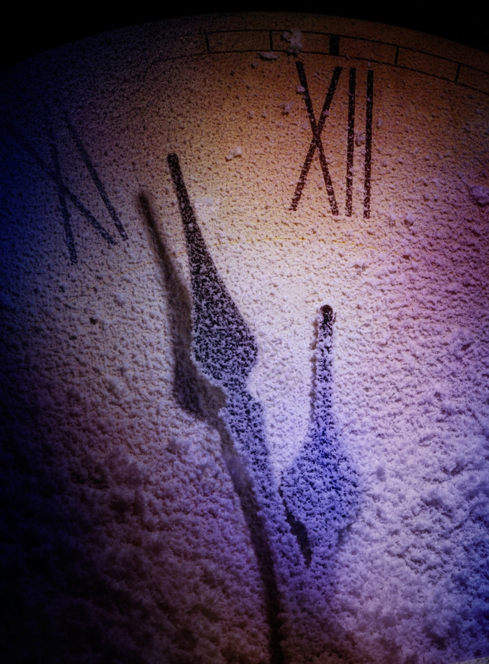 的雪时钟午夜图片