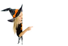 美丽的小女孩与长金发女郎头发的女巫服装持有标志黑色的女巫帽子与网络蜘蛛而且橙色弓复制空间