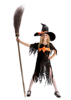 美丽的微笑小女孩与长金发女郎头发的女巫服装持有扫帚黑色的女巫帽子与网络蜘蛛而且橙色弓完整的长度复制空间