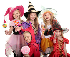 五个孩子们万圣节服装女巫而且恶魔显示他们的糖果