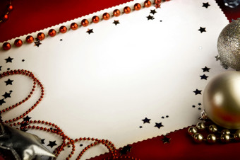圣诞节广告空间装饰与球而且星星的红色的背景