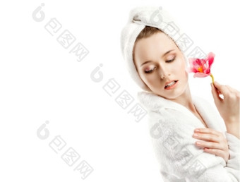 的美丽的年轻的女人白色浴袍与粉红色的兰花她的头包装白色毛巾请视图其他图片这系列下面