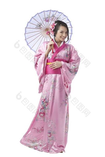 完整的长度的年轻的日本女人穿传统的和服衣服与伞的白色背景