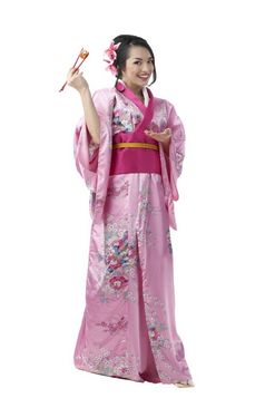 完整的长度肖像的美丽的年轻的日本女人吃寿司与两个双筷子穿传统的和服衣服的白色背景