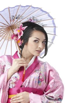 肖像的年轻的日本女人穿传统的和服衣服与伞的白色背景