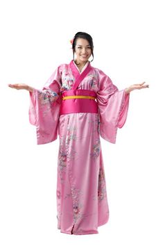 完整的长度的年轻的日本女人穿传统的和服衣服和欢迎每个人都的白色背景
