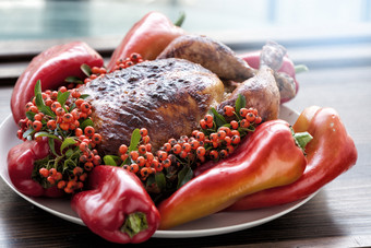 感恩节圣诞节背景假期火鸡的板与辣椒和浆果木表格