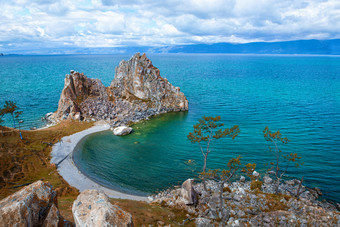 美丽的视图的神圣的<strong>西伯利亚</strong>石头shamanka角布尔汗奥尔洪岛的岛贝加尔湖<strong>西伯利亚</strong>俄罗斯的明亮的夏天秋天一天