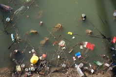 散落犯规脏表面水与家庭浪费塑料瓶tetropacks聚乙烯和塑料杯哪一个可以回收