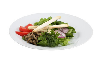 牛肉沙拉而且新鲜的蔬菜孤立的背景牛肉沙拉而且新鲜的蔬菜