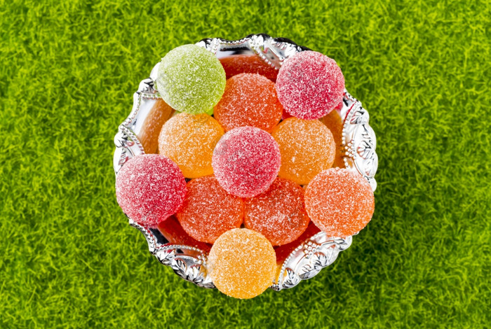 色彩斑斓的水果果冻糖果前视图色彩斑斓的水果果冻糖果前viewon的背景绿色草
