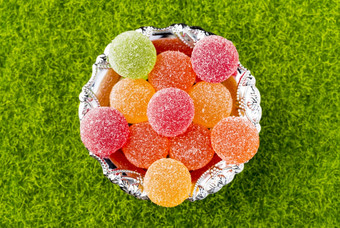 色彩斑斓的水果果冻糖果前视图色彩斑斓的水果果冻糖果前viewon的背景绿色草