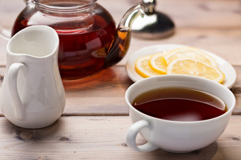 玻璃茶壶和茶杯玻璃茶壶和茶杯木背景
