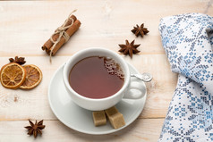 茶杯热茶和餐巾茶杯热茶和餐巾木表格