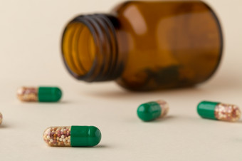 瓶药片从的棕色（的）玻璃和绿色胶囊瓶药片从的棕色（的）玻璃和色彩斑斓的胶囊