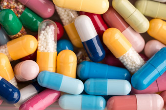 各种各样的多色药片和<strong>胶囊</strong>堆许多各种各样的多色药片和<strong>胶囊</strong>