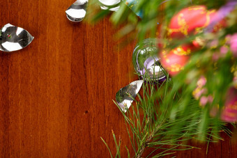 破碎的圣诞节球木表格破碎的圣诞节玻璃球木表格