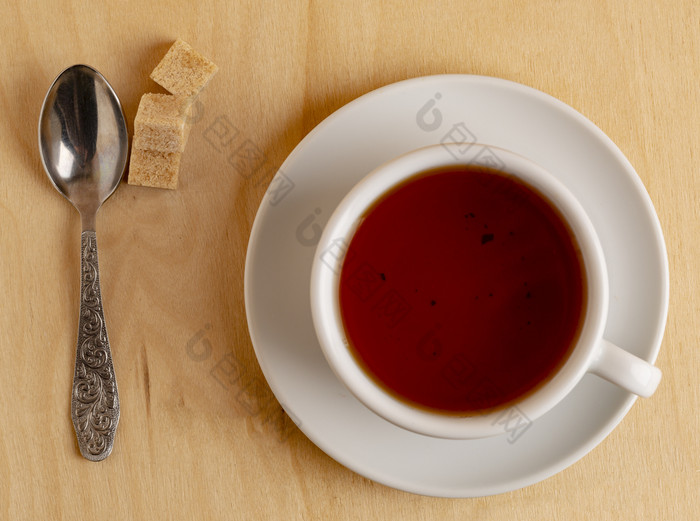 杯热茶飞碟新鲜的饼干棕色（的）糖和布napkintop视图木表面杯热茶飞碟新鲜的饼干棕色（的）糖和布餐巾