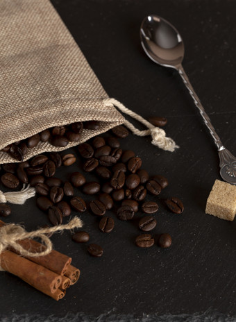 粗麻布与烤咖啡豆子狗糖咖啡杯石头surfacevertical粗麻布与烤咖啡豆子狗糖咖啡杯石头表面