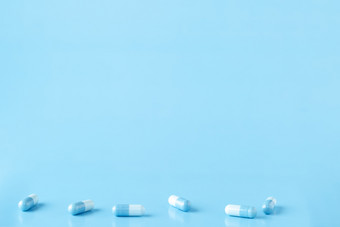 各种各样的white-blue药物治疗胶囊蓝色的背景与复制空间各种各样的white-blue药物治疗胶囊蓝色的背景与文本空间