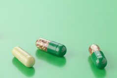 各种各样的胶囊与抗生素彩色的背景各种各样的胶囊与抗生素绿色背景