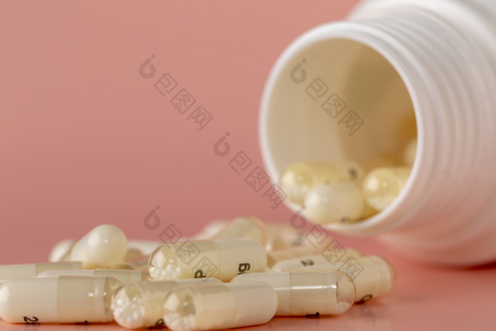 白色药用瓶和分散透明的胶囊与微粒莱克西特药用瓶和分散透明的胶囊与微粒莱克西特
