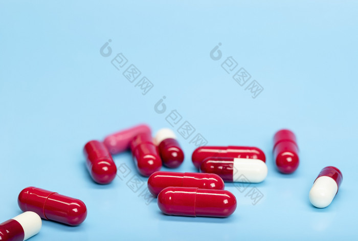 红白抗生素胶囊颜色背景红白抗生素胶囊蓝色的背景