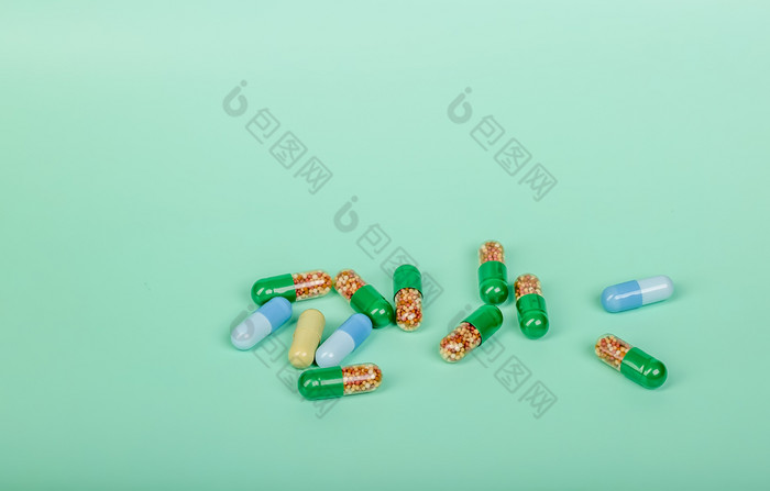 绿色和蓝色的药用药片绿色背景绿色和蓝色的药用胶囊绿色背景