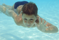 男孩游泳水下游泳池
