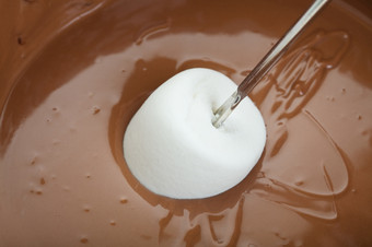 棉花糖那有只是被新鲜下降温暖的牛奶巧克力芝士火锅拍摄白色背景