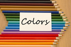 颜色文本概念和彩色的铅笔木背景