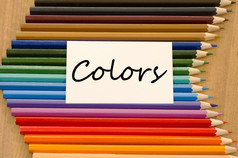 颜色文本概念和彩色的铅笔木背景
