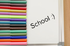记号笔和白板木背景和学校文本概念
