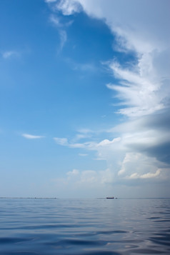 Cloudscape在的海附近的海岸大船航行的地平线