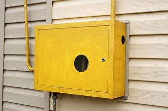黄色的金属盒子与气体设备<strong>内部</strong>挂在户外的墙住宅建筑覆盖与站金属盒子与气体设备<strong>内部</strong>
