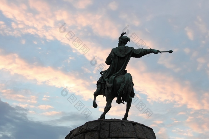 纪念碑酋长Bogdan赫梅利尼茨基索菲娅区域基辅乌克兰构造轮廓的纪念碑的背景晚上天空