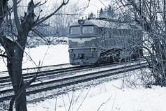 单柴油机车移动在的铁路跟踪冬季蓝晒法颜色编辑