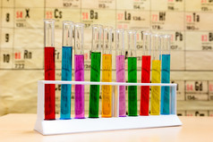 化学测验管填满与彩色的液体前面周期表格为化学