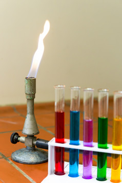 燃烧的气体燃烧器与彩色的测验管化学实验室