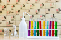 化学与彩色的测验管而且玻璃前面wallchart显示周期表格