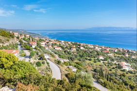 希腊村显示房子海岸附近的海凯法利尼亚