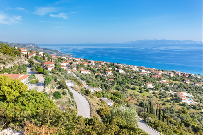 希腊村显示房子海岸附近的海凯法利尼亚岛希图片