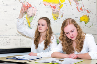 高加索人十几岁的女孩而且学生与学习手指<strong>地理位置</strong>教训前面墙图表的世界