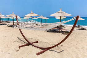 吊床与海滩雨伞和便鞋希腊海岸与海